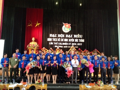 Đồng chí Sùng Chúng - Phó Bí thư TT Tỉnh ủy tặng hoa chúc mừng BCH Huyện Đoàn Bảo Thắng khóa XII